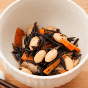 米 1合
乾燥ひじき 5g
水煮大豆 50g
にんじん 1/4本
油揚げ 1/2枚
だし汁 180ml
醤油・みりん 各大さじ1