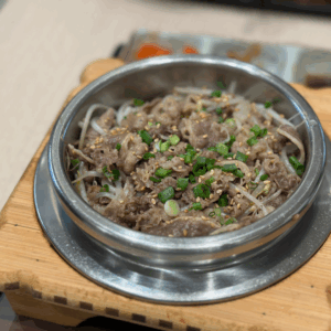 糸こんにゃく 150g
しめじ・えのき 各1/2パック
豚肉（薄切り） 150g
醤油・みりん 各大さじ1、ごま油大さじ1、コチュジャン小さじ1